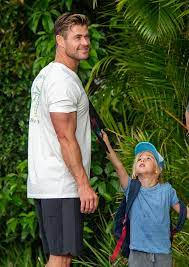 According to chris, she is very active and loves sports. Barefoot Chris Hemsworth Picks Up Six Year Old Twins Tristan And Sasha From School Oltnews