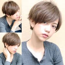 ばさっとした質感のカジュアルショートヘア 骨格をキレイにみせるカットライン 襟足などの生えグセもおさまります 髪質 毛量でのお悩みもヘアカットで解決できます スタイリングも簡単で形