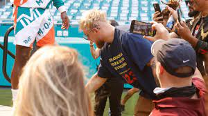 At the media day of the event on may 6, floyd mayweather got into an altercation with logan paul's younger brother jake paul. Bx5kol8vfbxnjm