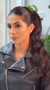 Elegância nos detalhes ✨ Rabo de cavalo com mecha envolvida, perfeito para  quem ama um visual clean e sofisticado. Em conjunto com essa maquiagem  também clean puro glamour para maravilhosa Michele ✨ #