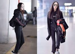 迪麗熱巴素顏照曝 網嚇：超離譜 ebc 東森新聞 發布於 2020年02月03日14:25 26歲大陸女星迪麗熱巴擁有維吾爾族血統，凹凸有致的火辣身材，加上深邃的洋娃娃五官，被譽為零死角女神，2017年還曾獲亞洲最時尚臉孔冠軍，絕美容貌備受肯定。 è¿ªä¸½çƒ­å·´ç´ é¢œçŽ°èº«æœºåœº å'åž‹å‡Œä¹± çœ¼çš®æ°´è‚¿ç–'ä¼¼æœªä¼'æ¯å¥½