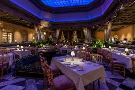 It has 33 rooms on 4 floors. Hotel Britannia Iguzzini Archello