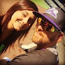 Elisha Hartman's Instagram, Twitter & Facebook