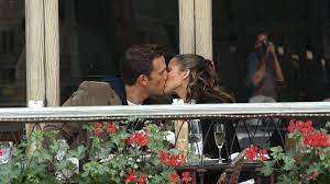 Jun 14, 2021 · now that photos of jennifer lopez and ben affleck's kiss exist, it feels pretty safe to say that bennifer 2.0 is here to stay. Gewusst Ben Affleck Kusste J Los Kehrseite In Musikvideo Promiflash De