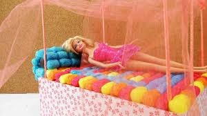 Wir haben uns metallbetten der wichtigen aufgabe angenommen. Barbie Bett Basteln Diy Himmelbett Selber Machen Youtube