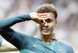 Он его стащил у младшего брата. Novyj Zhest Tajsona Vo Vremya Prazdnovaniya Gola Kommentarij I Foto Novosti Futbola Futbol Segodnya