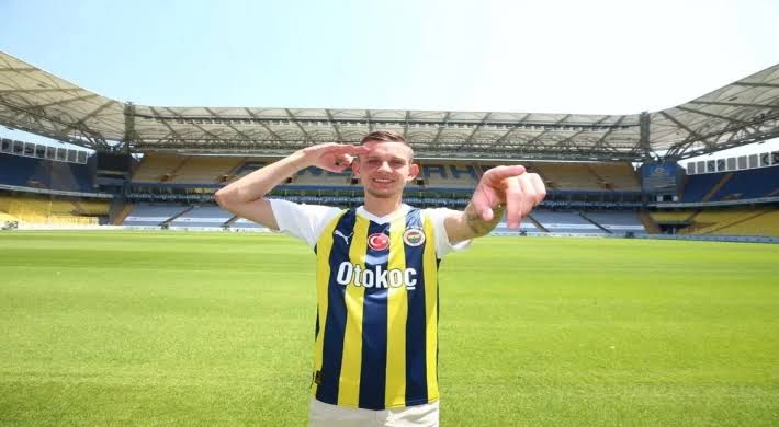 Sebastian Szymanski Türkiye'ye Döndü: Fenerbahçe'nin Orta Sahadaki Yeni Jeneratörü mü?