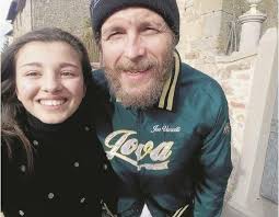 Jovanotti special è un compilation album del 1989 che raccoglie le canzoni di inizio carriera di jovanotti, dal disco di debutto walking (1987) alle versioni remix e. Madre E Figlia Da Ferentino A Cortona Per Incontrare Jovanotti