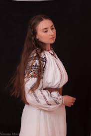 Tang dynasty women liked to arrange their hair either in loops, or tie up their hair like an elaborate building above. Simona Niculescu Wearing A Traditional Romanian Blouse Made By Herself From Bucovina Photo By Radu Niculescu Beautiful Photography Long Hair Styles Women