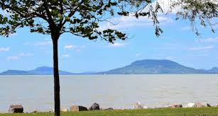 Balatonfenyvesi református imaházkirche, 200 meter südlich. Orszagszerte Ujabb Szabadvizi Strandok Ujulnak Meg Nyarra Turizmus Com