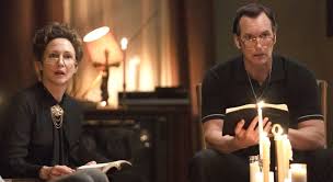 La cinta nos trae de nuevo a los warren , quienes en esta ocasión conocerán a arne johnson , hombre acusado de asesinato que alegó en la corte haber sido poseído. Ehgd Oft2z3wjm