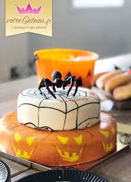 Gateau D Halloween Avec Araignee Sur 2 Etages Gateau Halloween Delicieux Cupcakes Gateau 2 Etages