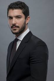 Üniversite öğrenimi bittikten sonra tekrar türkiye'ye geldi. Kaan Yildirim Movies Age Biography
