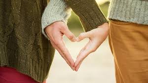 Tidak hanya bercerita tentang hubungan jarak jauh sepasang kekasih, tapi juga bagaimana perjuangan mereka dalam mengejar karier. 15 Cerita Cinta Romantis Sepasang Kekasih Menyentuh Hati Kepogaul