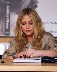 Mary Kate Olsen Is A Lefty Her Twin Ashley However Is Not Left Handed Celebrities National Left Handers Day Left Handed People