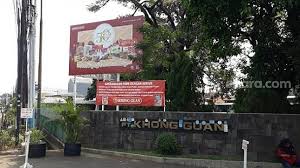 Kaleng merah khong guan selain mudah dikenali juga lekat dengan kebersamaan dan kehangatan keluarga. Tembok Roboh Picu Banjir Pt Khong Guan Dituntut Warga Uang Rp 350 Juta Suara Com Line Today