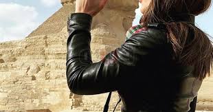 30 صورة ترصد احتفال السياح بعيد الحب مع أبو الهول leather pants sphinx leather