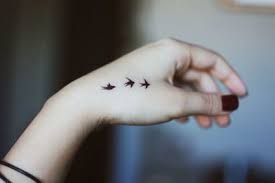 ele yapilan dovme modelleri bakimli kadin neck tattoo little bird tattoos trendy tattoos