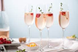 Aperitivo time, italy's happiest hour, is without doubt an iconic moment of the italian lifestyle that has become popular at international level. Drinks Mit Sekt Prosecco Und Champagner Kitchengirls
