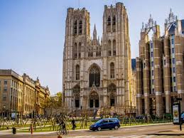 Me vio salir de catedral, y juntos nos encaminamos a palacio. Catedral De Bruselas Una Muestra Unica De Arquitectura Gotica