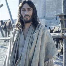 Isus din nazaret este un film unic ilustrând viața lui hristos de la nașterea lui pănă la învierea lui. Iti Mai Aduci Aminte De Robert Powell Actorul Care L A Jucat Pe Iisus Din Nazaret Uite Cum Arata La 75 De Ani