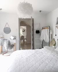 Sanfte Traume Sind In Diesem Schlafzimmer Im Zeitlosen Look In Weiss Und Grau Vorprogrammiert Die Pendelle Deckenlampe Schlafzimmer Minimalschlafzimmer Wohnung