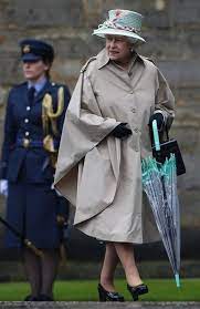 Stylin Love The Rain Cape The Queen On The Day Of Her Week Long Annual Stay At Holyrood In Edinburgh 2 July Queen Elizabeth Queen Hat Queen Elizabeth Ii