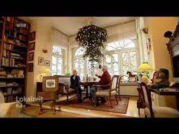 Verwenden sie die messungen, um die größe des weihnachtsbaumes zu bestimmen. Lokalzeit Ruhr Familie Hangt Weihnachtsbaum An Die Decke Youtube