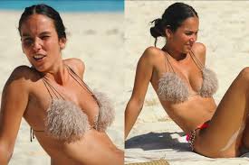 Inizia la sua carriera con una candidatura a miss provincia di vincenza a cui seguono diversi. Paola Di Benedetto E Il Costume Peluche All Isola Indossa Il Reggiseno Peloso