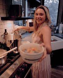Welcome to the dusky kitchen ☾* ⋆. New Flo And Cooking Is What I Live For What A Cutie Florence And Self Isolation April 2020 Florencepugh Littlewomen Florence Pugh Florence Cooking