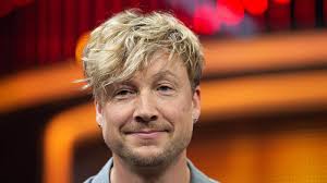 #samu haber #sunrise avenue #look its not my fault this man was personally nice to me #and now i need to blog about him #cute blonde guys #idk tags?? Samu Haber Die Susse Wahrheit Uber Seine Freundin Intouch