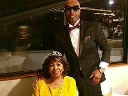 30 марта 1962 года, окленд, калифорния, сша), известный как mc hammer (эм си хэммер) — американский рэпер. Mc Hammer Shares Birthday Tribute To 81 Year Old Mom With Cake And Song Y All Know What