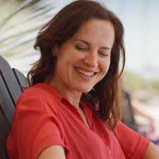 Aujourd'hui nous souhaitons un très bel anniversaire à Sophie Le Tellier,  notre douce et surprenante Hélène ! 💐🎈