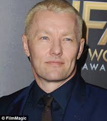Habt ihr gewusst, dass der typische eminem look, blonde haare und weißes shirt, per zufall auf einem drogentrip entstanden ist? Joel Edgerton Promotes New Film Jane Got A Gun Daily Mail Online