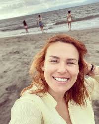 On peut dire n'importe quoi sur cette femme mais quand il s'agit de son  travail elle déchire vraiment 👌🏻. Elle est dévouée à son job. J'aime son  côté femme de caractère, leader