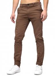 Avec une marinière et une veste, la tenue est élégante en toute simplicité. Pantalon Chino Homme Slim