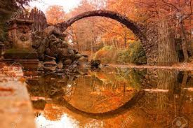 Les ponts sont tous deux jetés hardiment d'une rive à l'autre de la reuss, qu'ils franchissent d'une seule enjambée, et qui coule sous une seule arche : Pont De Rakotz Rakotzbrucke Pont Du Diable A Kromlau Saxe Allemagne Automne Colore La Reflexion Du Pont Dans L Eau Cree Un Cercle Complet Banque D Images Et Photos Libres De Droits Image 67063550