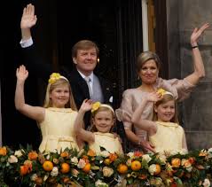 Tegen 09.30 uur verklaarden zij het evenement voor geopend, in het bijzijn van presentatoren britt dekker en ron boszhard. Ofbeeldienge Willem Alexander Maxima And Their Daughters 2013 Jpg Wikipedia