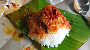 Ikan asin yang garing dan renyah berbalut sambal menjadi lauk utamanya. Nasi Lemak Championship Challenge In Bangkok