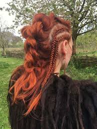 Curling With Socks This Is How The Trend Hairstyle Works Without Heat Everything You Are Looking For In 2020 Wikinger Frisuren Viking Frisur Geflochtene Frisuren