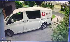 In de nabije toekomst kan een reis naar het postkantoor in regionaal en afgelegen australië betekenen dat u een pakket of een brief ophaalt. Awkward Moment Australia Post Van Smashes Into A Home While The Clueless Driver Delivers A Package Daily Mail Online
