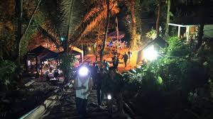 Dunia malam di thailand yang penuh dengan sensasi hiburan untuk para wisatawan mancanegara yang berkunjung ke negeri gajah putih ini.dunia malam thailand lai. Dukungan Dan Doa Dunia Untuk Anak Thailand Di Tagar Thaicaverescue Kumparan Com