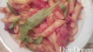 La pasta rucola e speck è un primo piatto buono e velocissimo che ho deciso di preparare approfittando di quello che mi regala il mio orto in vaso… avevo tantissime foglie di rucola appena colte e così al supermercato ho pensato di comprare lo speck per farci una pasta saporita, gustosa e. Pasta Rucola Speck E Pomodorini Ricetta Diredonna