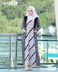 Model gamis batik kombinasi untuk orang gemuk agar lebih terlihat ramping 42 Model Gamis Batik Muslim Remaja Modern Kombinasi Brokat 2021