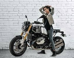Bmw R Nine T Motorcycle Girl Chicks On Bikes Bmw Cafe Racer