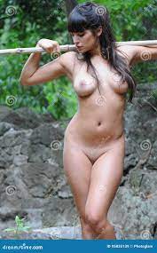 Mujer Linda Desnuda En El Bosque Con Un Palillo De Bambú Imagen de archivo  