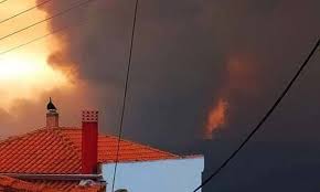 Μια αναφορά για εγκλωβισμό εγκύου στο χωριό μηλιές στην εύβοια υπάρχει εδώ και λίγη ώρα, την ώρα που η φωτιά εξαπλώνεται με ταχύτητα. Ydccagm0dhoffm