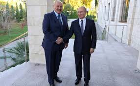 Sindsdien zijn er protesten in het land en probeert de politie ze tegen te houden. Experts In Belarus Now They Will Emphasize That Putin Called Lukashenka Not Lukashenko Putin