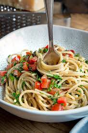 Spaghetti Mit Kalter Tomatensauce Tomaten Sauce Tomatensauce Sommer Rezepte Abendessen