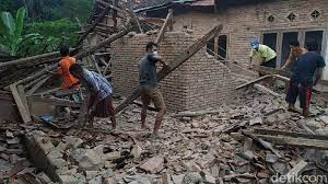 Gempa bumi terjadi di samudera hindia sebelah tenggara malang. Korban Tewas Gempa Malang Bertambah Menjadi 8 Orang